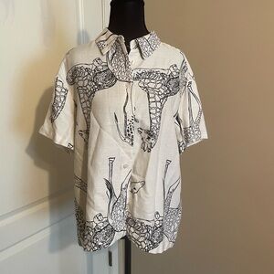 Jane + Delancey Giraffe Novelty Print Short Sleeve Button Down Shirt Top Size M